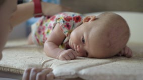 Πλάτη μωρών κτυπήματος Mum απόθεμα βίντεο Πλάτη μωρών κτυπήματος Mum απόθεμα βίντεο
