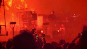 Πλήθος ενθαρρυντικό και που επιδοκιμάζει στη συναυλία βράχου κατά τη διάρκεια της νύχτας φιλμ μικρού μήκους Πλήθος ενθαρρυντικό και που επιδοκιμάζει στη συναυλία βράχου κατά τη διάρκεια της νύχτας φιλμ μικρού μήκους