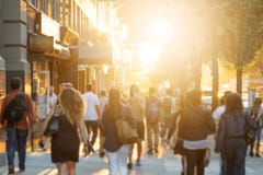 Πλήθος των ανώνυμων ανδρών και των γυναικών που περπατούν κάτω από ένα αστικό πεζοδρόμιο στοκ εικόνα Πλήθος των ανώνυμων ανδρών και των γυναικών που περπατούν κάτω από ένα αστικό πεζοδρόμιο στοκ εικόνα