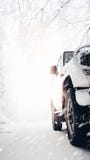 Πλευρά ενός βαριού άσπρου αυτοκινήτου 4x4 στο χιόνι στοκ φωτογραφίες Πλευρά ενός βαριού άσπρου αυτοκινήτου 4x4 στο χιόνι στοκ φωτογραφίες