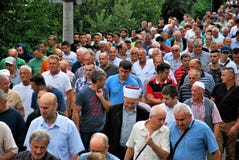 ΠΛΗΘΟΣ: Μουσουλμάνοι σε μια σειρά στο δρόμο/την οδό ΠΛΗΘΟΣ: Μουσουλμάνοι σε μια σειρά στο δρόμο/την οδό