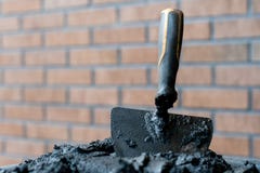 Πλινθοκτίστες trowel στο φρέσκο κονίαμα με τον τοίχο τούβλων ν το υπόβαθρο στοκ εικόνες με δικαίωμα ελεύθερης χρήσης Πλινθοκτίστες trowel στο φρέσκο κονίαμα με τον τοίχο τούβλων ν το υπόβαθρο στοκ εικόνες με δικαίωμα ελεύθερης χρήσης