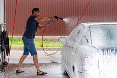 Πλύση αυτοκινήτων που χρησιμοποιεί το υψηλό νερό στοκ εικόνα με δικαίωμα ελεύθερης χρήσης Πλύση αυτοκινήτων που χρησιμοποιεί το υψηλό νερό στοκ εικόνα με δικαίωμα ελεύθερης χρήσης