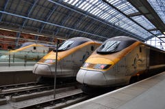 Πολλαπλάσια τραίνα πλατφορμών EUROSTAR στοκ φωτογραφίες Πολλαπλάσια τραίνα πλατφορμών EUROSTAR στοκ φωτογραφίες