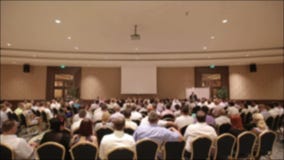 Πολλοί άνθρωποι ενώθηκαν σε μια διάσκεψη ή ένα σεμινάριο ανασκόπηση που θολώνεται Πολλοί άνθρωποι ενώθηκαν σε μια διάσκεψη ή ένα σεμινάριο ανασκόπηση που θολώνεται