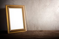 Πολυτελές πλαίσιο φωτογραφιών στον ξύλινο πίνακα πέρα από το υπόβαθρο grunge στοκ φωτογραφίες με δικαίωμα ελεύθερης χρήσης Πολυτελές πλαίσιο φωτογραφιών στον ξύλινο πίνακα πέρα από το υπόβαθρο grunge στοκ φωτογραφίες με δικαίωμα ελεύθερης χρήσης