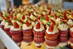 Πολυτελής γάμος cupcakes στο κόκκινο και άσπρο χρώμα και με τη φράουλα στην κορυφή στοκ φωτογραφία με δικαίωμα ελεύθερης χρήσης Πολυτελής γάμος cupcakes στο κόκκινο και άσπρο χρώμα και με τη φράουλα στην κορυφή στοκ φωτογραφία με δικαίωμα ελεύθερης χρήσης