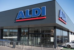 Πολύ Aldi που χαρακτηρίζεται νέο στην Ισπανία στοκ εικόνες Πολύ Aldi που χαρακτηρίζεται νέο στην Ισπανία στοκ εικόνες
