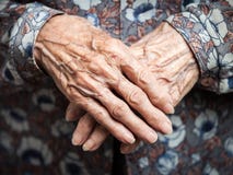 Πολύ χέρια ηλικιωμένων γυναικών στοκ εικόνα με δικαίωμα ελεύθερης χρήσης Πολύ χέρια ηλικιωμένων γυναικών στοκ εικόνα με δικαίωμα ελεύθερης χρήσης