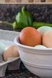 Πολύχρωμα αυγά και Veggies σε μια κουζίνα στοκ εικόνες με δικαίωμα ελεύθερης χρήσης Πολύχρωμα αυγά και Veggies σε μια κουζίνα στοκ εικόνες με δικαίωμα ελεύθερης χρήσης
