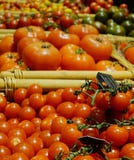 Ποικιλίες ντοματών στα καλάθια στοκ εικόνα με δικαίωμα ελεύθερης χρήσης Ποικιλίες ντοματών στα καλάθια στοκ εικόνα με δικαίωμα ελεύθερης χρήσης
