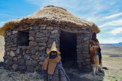 Ποιμένες Besotho μπροστά από την καλύβα τους στοκ εικόνα Ποιμένες Besotho μπροστά από την καλύβα τους στοκ εικόνα