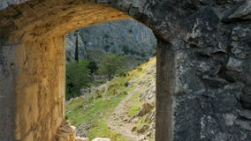 Πολεμίστρα παραθύρων στον παλαιό τοίχο φρουρίων στο Μαυροβούνιο φιλμ μικρού μήκους Πολεμίστρα παραθύρων στον παλαιό τοίχο φρουρίων στο Μαυροβούνιο φιλμ μικρού μήκους