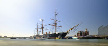 Πολεμιστής HMS (1862) - το πρώτο βρετανικό ironclad θωρηκτό που χτίζεται για το βασιλικό ναυτικό - την άνοιξη φως απογεύματος με στοκ εικόνα Πολεμιστής HMS (1862) - το πρώτο βρετανικό ironclad θωρηκτό που χτίζεται για το βασιλικό ναυτικό - την άνοιξη φως απογεύματος με στοκ εικόνα