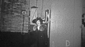 ΠΟΛΗ ΤΗΣ ΝΕΑΣ ΥΌΡΚΗΣ - 1943: Άνθρωποι που προέρχονται από μια σκάλα στεγών για να πει γειά σου απόθεμα βίντεο ΠΟΛΗ ΤΗΣ ΝΕΑΣ ΥΌΡΚΗΣ - 1943: Άνθρωποι που προέρχονται από μια σκάλα στεγών για να πει γειά σου απόθεμα βίντεο
