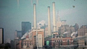 ΠΟΛΗ 1975 ΤΗΣ ΝΕΑΣ ΥΌΡΚΗΣ: Γραμμή κτηρίων εργοστασίων κατασκευής ο ανατολικός ποταμός του Μανχάταν φιλμ μικρού μήκους ΠΟΛΗ 1975 ΤΗΣ ΝΕΑΣ ΥΌΡΚΗΣ: Γραμμή κτηρίων εργοστασίων κατασκευής ο ανατολικός ποταμός του Μανχάταν φιλμ μικρού μήκους