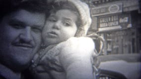 ΠΟΛΗ ΤΗΣ ΝΕΑΣ ΥΌΡΚΗΣ - 1946: Φιλώντας μωρό μπαμπάδων στις πολυάσχολες αστικές οδούς της στο κέντρο της πόλης πόλης της Νέας Υόρκη απόθεμα βίντεο ΠΟΛΗ ΤΗΣ ΝΕΑΣ ΥΌΡΚΗΣ - 1946: Φιλώντας μωρό μπαμπάδων στις πολυάσχολες αστικές οδούς της στο κέντρο της πόλης πόλης της Νέας Υόρκη απόθεμα βίντεο