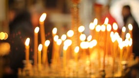 Πολλά κεριά που καίνε στην εκκλησία, τη φέρνοντας ειρήνη ανθρώπων και την ηρεμία, προσευχή απόθεμα βίντεο Πολλά κεριά που καίνε στην εκκλησία, τη φέρνοντας ειρήνη ανθρώπων και την ηρεμία, προσευχή απόθεμα βίντεο