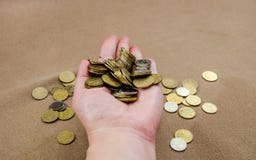 Πολλά νομίσματα στο θηλυκό χέρι στοκ εικόνα Πολλά νομίσματα στο θηλυκό χέρι στοκ εικόνα