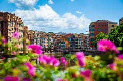 Πολλά χρώματα Girona μια όμορφη ηλιόλουστη ημέρα στοκ εικόνα με δικαίωμα ελεύθερης χρήσης Πολλά χρώματα Girona μια όμορφη ηλιόλουστη ημέρα στοκ εικόνα με δικαίωμα ελεύθερης χρήσης