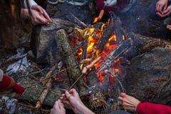 Πολλές λουκάνικα και τηγανίτες τηγανητών ανθρώπων σε μια πυρκαγιά κατά τη διάρκεια ενός πικ-νίκ το χειμώνα στοκ εικόνα Πολλές λουκάνικα και τηγανίτες τηγανητών ανθρώπων σε μια πυρκαγιά κατά τη διάρκεια ενός πικ-νίκ το χειμώνα στοκ εικόνα