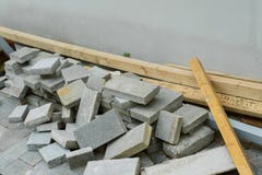 Πολλές πλάκες επίστρωσης για την επισκευή των για τους πεζούς δρόμων στοκ φωτογραφία Πολλές πλάκες επίστρωσης για την επισκευή των για τους πεζούς δρόμων στοκ φωτογραφία