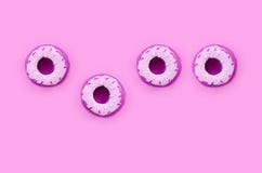 Πολλοί μικρό πλαστικό donuts βρίσκονται σε ένα ζωηρόχρωμο υπόβαθρο κρητιδογραφιών Επίπεδος βάλτε το ελάχιστο σχέδιο Τοπ όψη στοκ φωτογραφίες Πολλοί μικρό πλαστικό donuts βρίσκονται σε ένα ζωηρόχρωμο υπόβαθρο κρητιδογραφιών Επίπεδος βάλτε το ελάχιστο σχέδιο Τοπ όψη στοκ φωτογραφίες