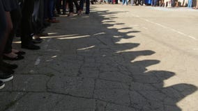Πολλοί ρωσικοί μαθητές στο σχολικό ` s ναυπηγείο - σκιά των παιδιών στην άσφαλτο απόθεμα βίντεο Πολλοί ρωσικοί μαθητές στο σχολικό ` s ναυπηγείο - σκιά των παιδιών στην άσφαλτο απόθεμα βίντεο
