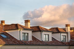 Πολυκατοικία με τα παράθυρα Dormer στοκ εικόνα Πολυκατοικία με τα παράθυρα Dormer στοκ εικόνα