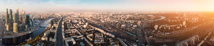 Πολυκατοικίες και μεταφορά της μητρόπολης, της κυκλοφορίας και των μουτζουρωμένων φω'των των αυτοκινήτων στις πολλών δρόμων εθνικ στοκ εικόνες Πολυκατοικίες και μεταφορά της μητρόπολης, της κυκλοφορίας και των μουτζουρωμένων φω'των των αυτοκινήτων στις πολλών δρόμων εθνικ στοκ εικόνες