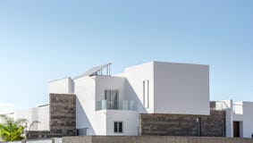 Πολυτελές κατοικημένο σπίτι με τη σύγχρονη αρχιτεκτονική μπροστά από στοκ φωτογραφίες Πολυτελές κατοικημένο σπίτι με τη σύγχρονη αρχιτεκτονική μπροστά από στοκ φωτογραφίες
