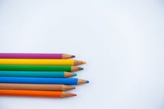 Πολύχρωμα μολύβια σε ένα άσπρο κλίμα Προμήθειες γραφείων - εικόνα στοκ φωτογραφίες Πολύχρωμα μολύβια σε ένα άσπρο κλίμα Προμήθειες γραφείων - εικόνα στοκ φωτογραφίες