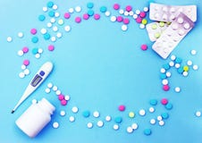 Πολύχρωμα χάπια στο μπλε υπόβαθρο με το διάστημα αντιγράφων στοκ εικόνα με δικαίωμα ελεύθερης χρήσης Πολύχρωμα χάπια στο μπλε υπόβαθρο με το διάστημα αντιγράφων στοκ εικόνα με δικαίωμα ελεύθερης χρήσης