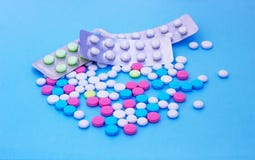 Πολύχρωμα χάπια στο μπλε υπόβαθρο με το διάστημα αντιγράφων στοκ εικόνες Πολύχρωμα χάπια στο μπλε υπόβαθρο με το διάστημα αντιγράφων στοκ εικόνες