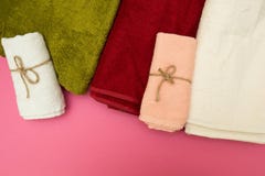 Πολύχρωμες πετσέτες σε ένα ρόδινο υπόβαθρο στοκ εικόνες Πολύχρωμες πετσέτες σε ένα ρόδινο υπόβαθρο στοκ εικόνες