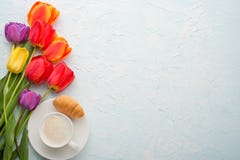 Πολύχρωμες τουλίπες με τον καφέ και croissants το ελαφρύ υπόβαθρο, τοπ άποψη, με το κενό διάστημα για το γράψιμο ή τη διαφήμιση στοκ φωτογραφία Πολύχρωμες τουλίπες με τον καφέ και croissants το ελαφρύ υπόβαθρο, τοπ άποψη, με το κενό διάστημα για το γράψιμο ή τη διαφήμιση στοκ φωτογραφία