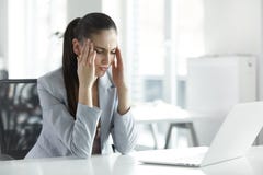 Πονοκέφαλος και πίεση στην εργασία Πορτρέτο της νέας επιχειρησιακής γυναίκας Πονοκέφαλος και πίεση στην εργασία Πορτρέτο της νέας επιχειρησιακής γυναίκας