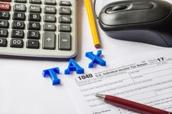 Ποντίκι φορολογικών μορφής 1040, υπολογιστών, στυλών, μολυβιών και υπολογιστών στοκ εικόνες με δικαίωμα ελεύθερης χρήσης Ποντίκι φορολογικών μορφής 1040, υπολογιστών, στυλών, μολυβιών και υπολογιστών στοκ εικόνες με δικαίωμα ελεύθερης χρήσης