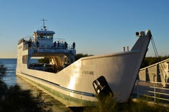 Πορθμείο αυτοκινήτων στο νησί Fraser στοκ εικόνα με δικαίωμα ελεύθερης χρήσης Πορθμείο αυτοκινήτων στο νησί Fraser στοκ εικόνα με δικαίωμα ελεύθερης χρήσης
