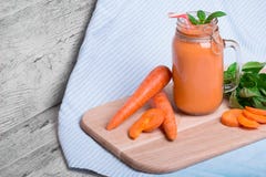 Πορτοκαλί κοκτέιλ καταφερτζήδων σε ένα μπλε υπόβαθρο υφασμάτων Ένα υγιές ποτό detox σε ένα βάζο κτιστών δίπλα στο καρότο και το β στοκ φωτογραφία Πορτοκαλί κοκτέιλ καταφερτζήδων σε ένα μπλε υπόβαθρο υφασμάτων Ένα υγιές ποτό detox σε ένα βάζο κτιστών δίπλα στο καρότο και το β στοκ φωτογραφία