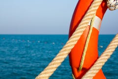 Πορτοκαλί συντηρητικό ζωής και θαλάσσιο σχοινί δύο στο υπόβαθρο της μπλε θάλασσας και του ουρανού o Lifebuoy στο υπόβαθρο της θάλ στοκ φωτογραφία με δικαίωμα ελεύθερης χρήσης Πορτοκαλί συντηρητικό ζωής και θαλάσσιο σχοινί δύο στο υπόβαθρο της μπλε θάλασσας και του ουρανού o Lifebuoy στο υπόβαθρο της θάλ στοκ φωτογραφία με δικαίωμα ελεύθερης χρήσης