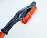 Πορτοκαλιά βούρτσα χιονιού για το αυτοκίνητο, snowflakes υπόβαθρο στοκ εικόνα με δικαίωμα ελεύθερης χρήσης Πορτοκαλιά βούρτσα χιονιού για το αυτοκίνητο, snowflakes υπόβαθρο στοκ εικόνα με δικαίωμα ελεύθερης χρήσης