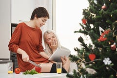 Πορτρέτο δευτερεύων-άποψης των ελκυστικών μεμβρανοειδών πουκάμισο-μαλλιαρών λαχανικών και της παρουσίασης κοριτσιών τεμνόντων κάτ στοκ εικόνα Πορτρέτο δευτερεύων-άποψης των ελκυστικών μεμβρανοειδών πουκάμισο-μαλλιαρών λαχανικών και της παρουσίασης κοριτσιών τεμνόντων κάτ στοκ εικόνα