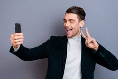 Πορτρέτο δικοί του αυτός συμπαθητικός ελκυστικός όμορφος γενειοφόρος εύθυμος θετικός τύπος που φορά velveteen το σακάκι που παρου στοκ φωτογραφίες Πορτρέτο δικοί του αυτός συμπαθητικός ελκυστικός όμορφος γενειοφόρος εύθυμος θετικός τύπος που φορά velveteen το σακάκι που παρου στοκ φωτογραφίες