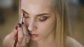 Πορτρέτο ελκυστικά, φρέσκα blondes Είναι το τοπ πρότυπο, έκανε έναν θεαματικό makeup για έναν βλαστό φωτογραφιών, ή απόθεμα βίντεο Πορτρέτο ελκυστικά, φρέσκα blondes Είναι το τοπ πρότυπο, έκανε έναν θεαματικό makeup για έναν βλαστό φωτογραφιών, ή απόθεμα βίντεο