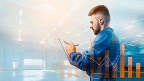 Πορτρέτο ενός maneger σε ομοιόμορφο με το πρόγραμμα στο υπόβαθρο εργοστασίων στοκ φωτογραφία με δικαίωμα ελεύθερης χρήσης Πορτρέτο ενός maneger σε ομοιόμορφο με το πρόγραμμα στο υπόβαθρο εργοστασίων στοκ φωτογραφία με δικαίωμα ελεύθερης χρήσης