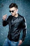 Πορτρέτο ενός stylishly-ντυμένου νεαρού άνδρα στοκ φωτογραφία Πορτρέτο ενός stylishly-ντυμένου νεαρού άνδρα στοκ φωτογραφία