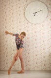 Πορτρέτο ενός επαγγελματικού ballerina κοντά στο παράθυρο στο φως ήλιων στο εγχώριο εσωτερικό Έννοια μπαλέτου Μεγάλο ρολόι στον τ στοκ εικόνες Πορτρέτο ενός επαγγελματικού ballerina κοντά στο παράθυρο στο φως ήλιων στο εγχώριο εσωτερικό Έννοια μπαλέτου Μεγάλο ρολόι στον τ στοκ εικόνες