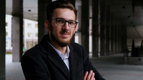 Πορτρέτο ενός επιτυχούς επιχειρηματία σε ένα κλασικό κοστούμι Με τα γυαλιά και εξετάζει τη κάμερα και το χαμόγελο Με διασχισμένος φιλμ μικρού μήκους Πορτρέτο ενός επιτυχούς επιχειρηματία σε ένα κλασικό κοστούμι Με τα γυαλιά και εξετάζει τη κάμερα και το χαμόγελο Με διασχισμένος φιλμ μικρού μήκους