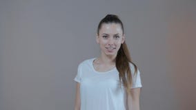Πορτρέτο ενός νέου αθλητικού προτύπου, το οποίο χαμογελά Στο στούντιο σε ένα γκρίζο υπόβαθρο απόθεμα βίντεο Πορτρέτο ενός νέου αθλητικού προτύπου, το οποίο χαμογελά Στο στούντιο σε ένα γκρίζο υπόβαθρο απόθεμα βίντεο